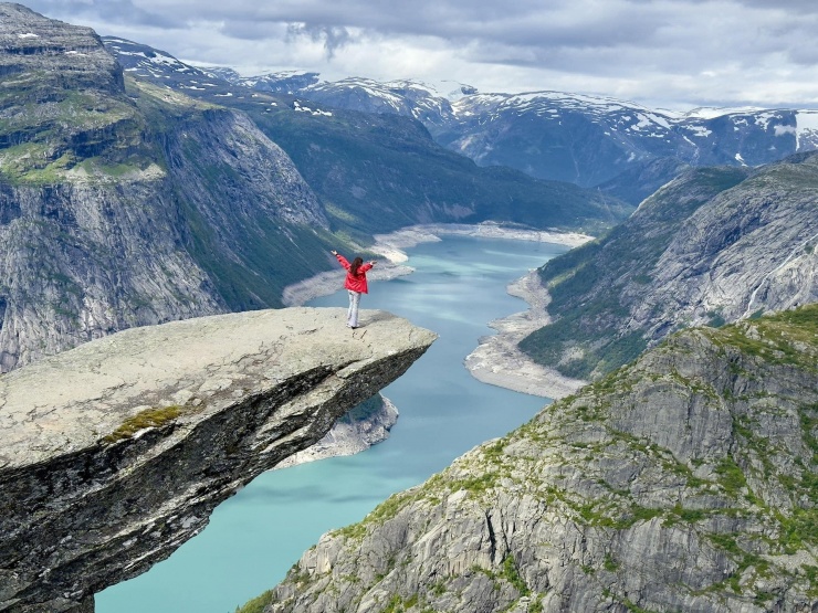 Chị Ngọc leo 20km trong 9 tiếng để chinh phục "lưỡi quỷ" Trolltunga (Nauy)