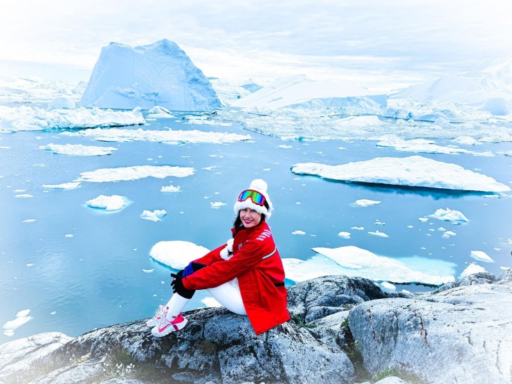 Chị Ngọc tại Greenland (Đan Mạch) - vùng đất trắng xóa băng tuyết, nơi tất cả các con sông đều đóng lớp băng dày. Thời tiết ở đây vô cùng khắc nghiệt, nhiệt độ trung bình -24 độ C