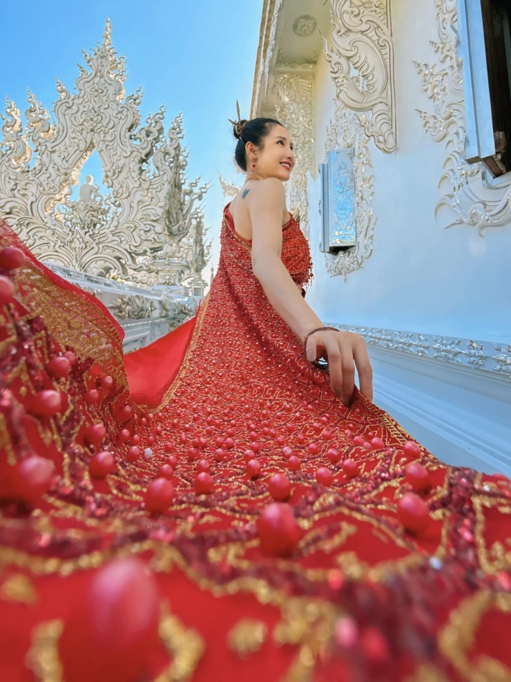 Chị Ngọc ghé thăm Wat Rong Khun hay còn gọi là Chùa Trắng ở Chiang Rai (Thái Lan)