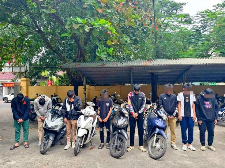 Các phương tiện và 8 thanh niên vi phạm tại cơ quan công an.