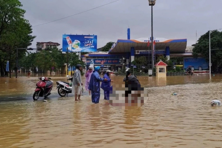 Sản phụ vỡ ối tại đoạn ngập lụt ở TP Huế. Ảnh: Người dân chụp.