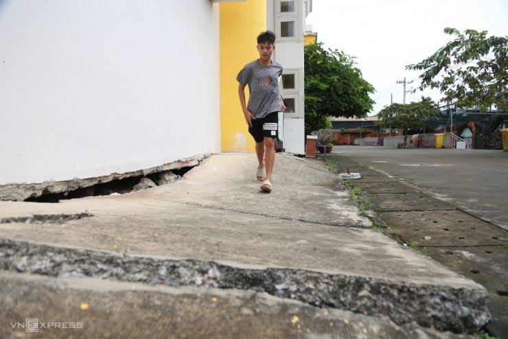 Nhà nghiêng, tường đứt gãy nơi sụt lún nhất TP HCM - 6