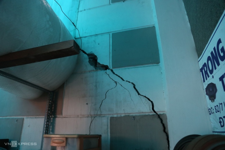 Nhà nghiêng, tường đứt gãy nơi sụt lún nhất TP HCM - 10