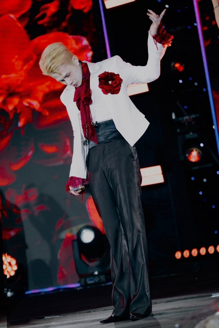 Trong ca khúc do ca sĩ Jack trình diễn ngày 16/10 tại Hà Nội có nhiều ca từ bị đánh giá là lệch chuẩn văn hóa, dung tục, ngạo mạn.