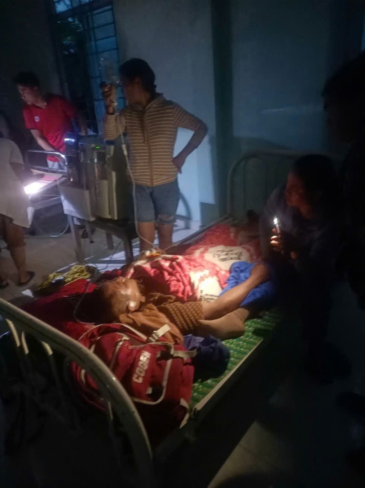 Nạn nhân vụ sạt lở đất ở Trà Giáp được đưa đến trạm y tế xã Trà Tân để sơ cứu