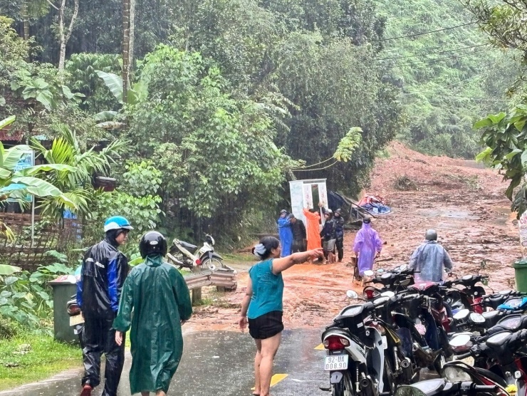Hỗ trợ di dời người dân vùng sạt lở xã A Vương.