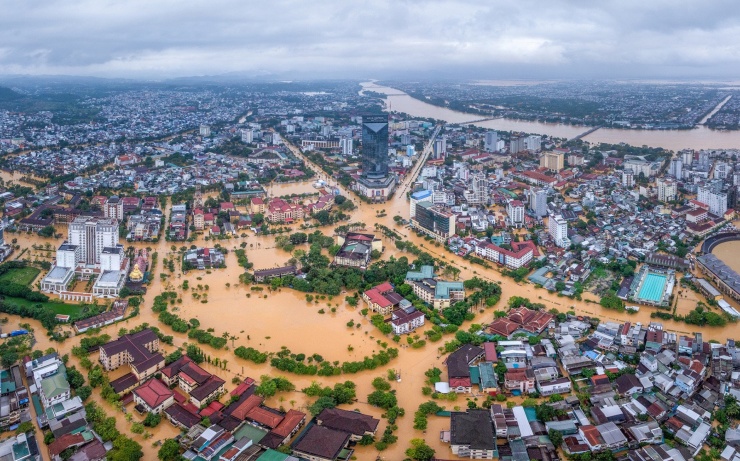 Cảnh tượng 'xứ Huế thơ mộng' giữa bốn bề biển nước nhìn từ trên cao - 5