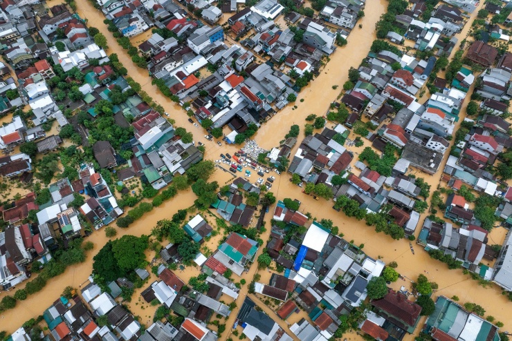 Cảnh tượng 'xứ Huế thơ mộng' giữa bốn bề biển nước nhìn từ trên cao - 12