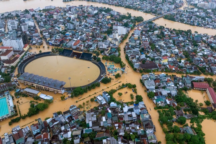 Cảnh tượng 'xứ Huế thơ mộng' giữa bốn bề biển nước nhìn từ trên cao - 16