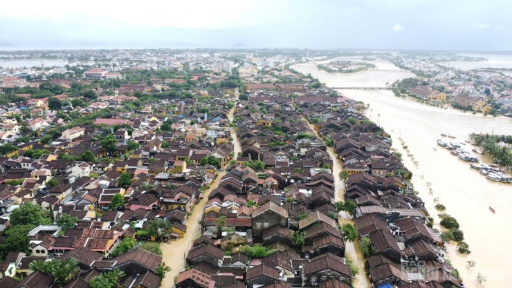 Phố cổ Hội An chìm trong nước lũ trong sáng 30-10