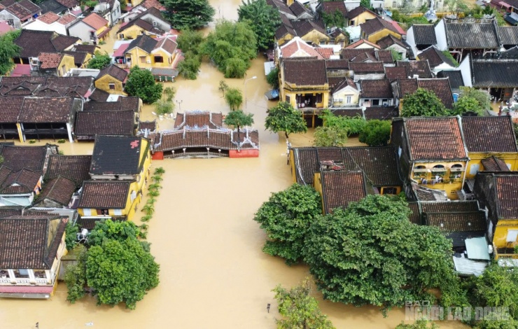 Chùa Cầu ngập sâu gần 2m