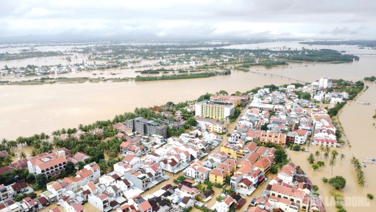 Toàn cảnh khu phố An Hội, phía xa là cầu Cẩm Kim