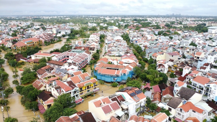 Các tuyến phố Đào Duy Từ, Nguyễn Du và quảng trường Sông Hoài thuộc khối phố An Hội chìm trong biển nước