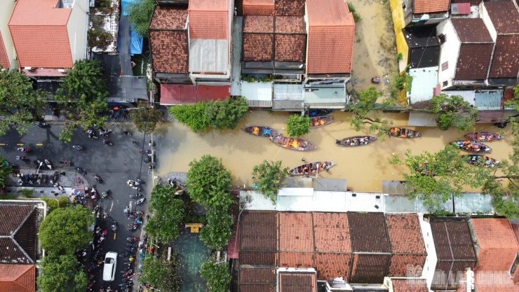 Nhiều ghe, thuyền đậu tại đường Trần Hưng Đạo để vận chuyển người, hàng hóa cứu trợ