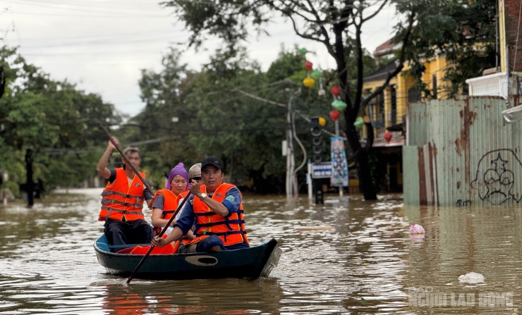 Người dân chèo thuyền di chuyển trong phố cổ