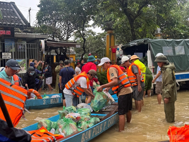 Nhiều đơn vị đưa quà cứu trợ vào hỗ trợ bà con trong phố cổ