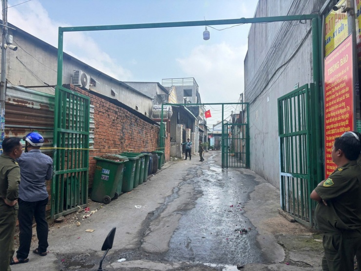 Cơ quan chức năng đến đo đạc khu đất của ông Trương Minh Ký bị người khác xây dựng gần 50 căn nhà