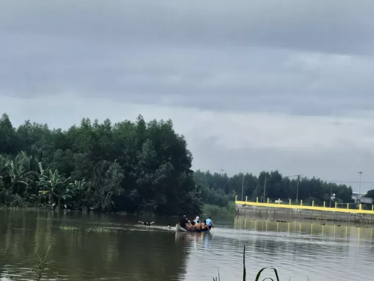 Lực lượng chức năng tìm kiếm xe máy của anh T.