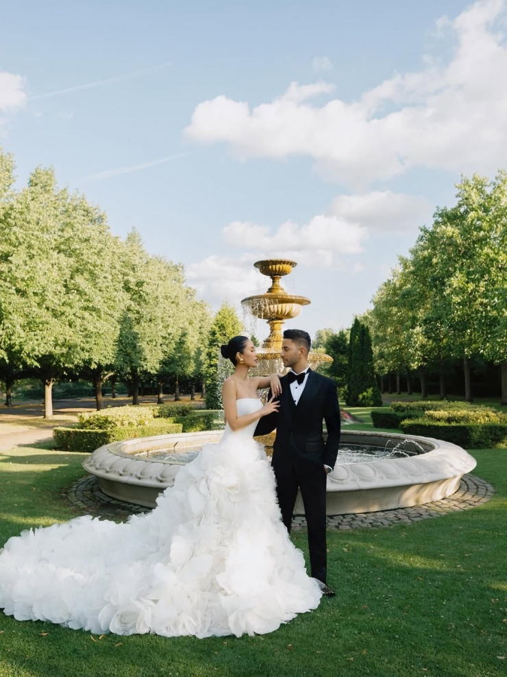 Fashionista diện váy của Nicole + Felicia theo phong cách quý tộc.