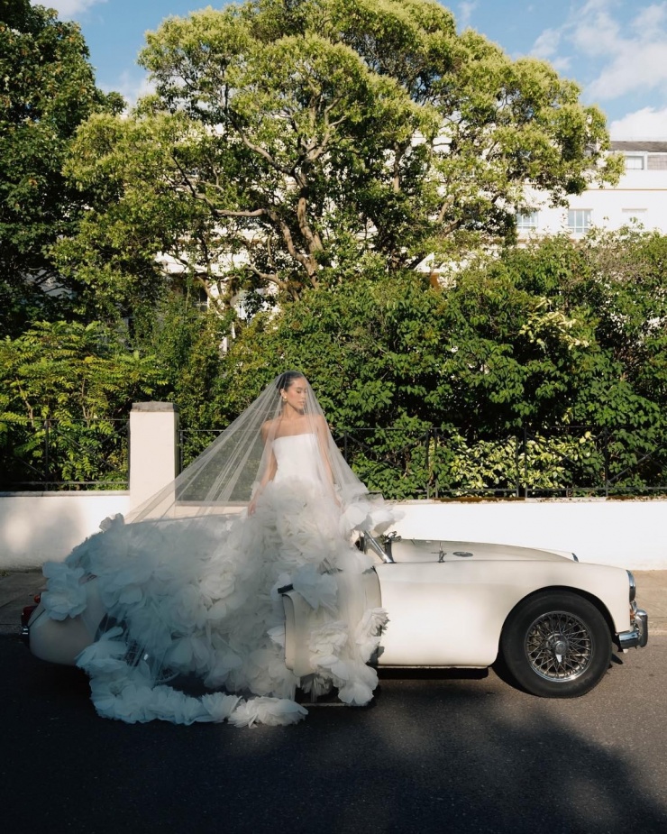 Trang phục có phom dáng cúp ngực, đính hoa 3D khắp phần thân dưới. Váy cưới của thương hiệu này thường có giá thấp nhất khoảng 4.000 USD (hơn 100 triệu đồng), cao nhất khoảng 20.000 USD (hơn 520 triệu đồng).