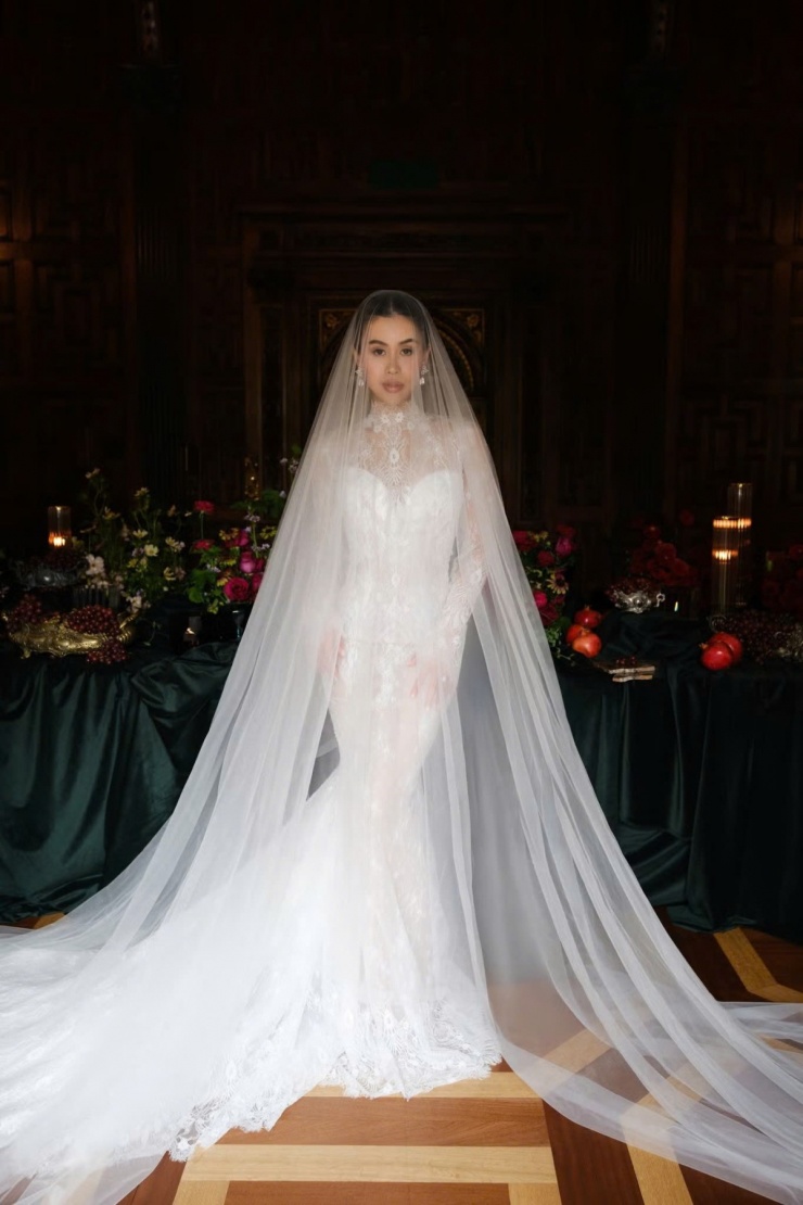 Người đẹp mặc thêm kiểu đầm cưới dáng đuôi cá, đắp ren xuyên thấu.