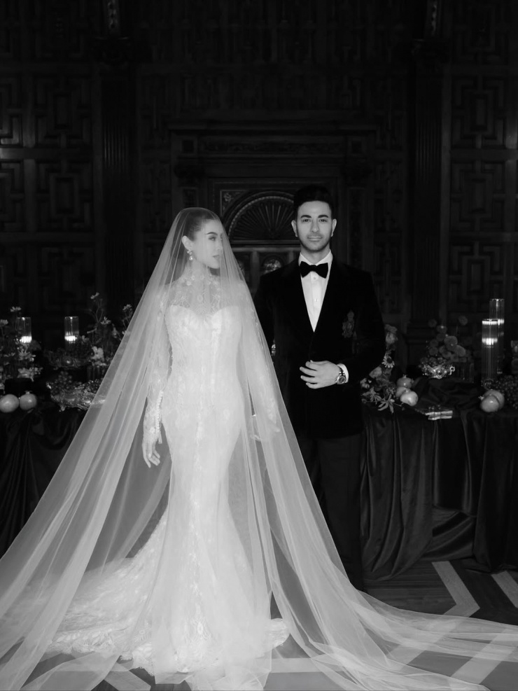 Chồng sắp cưới của người đẹp diện tuxedo Dolce & Gabbana. Anh thuộc thế hệ 8x, hiện làm việc trong ngành quảng cáo. Cả hai yêu nhau nhiều năm nhưng kín tiếng trước công chúng. Justin Cohen quen biết nhiều sao trong giới showbiz, từng dự tiệc cùng Hoa hậu Đặng Thu Thảo, diễn viên Tăng Thanh Hà, Linh Rin, Băng Di.