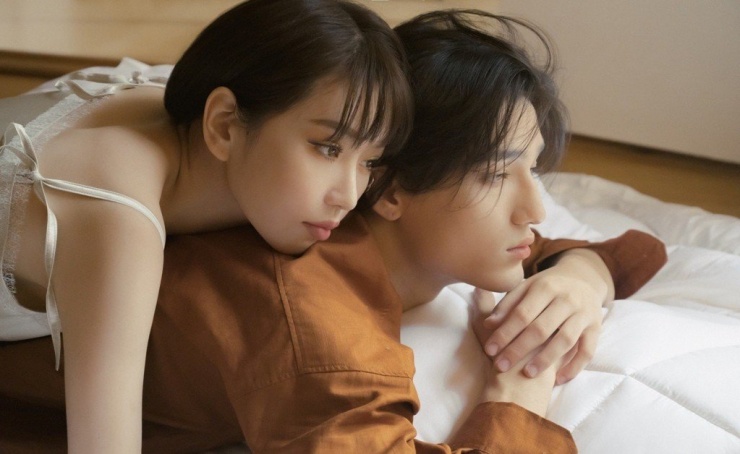 Ca sĩ Min (trái) trong MV Vì yêu cứ đâm đầu, ra mắt năm 2019.