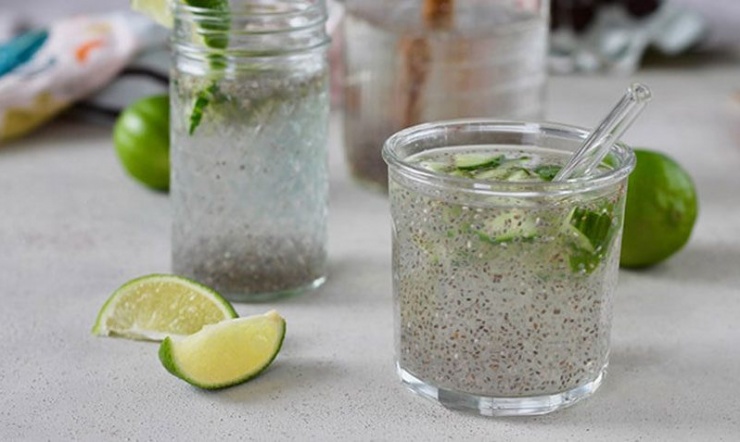 Nước hạt chia là một trong những cách dễ thực hiện và phổ biến nhất.