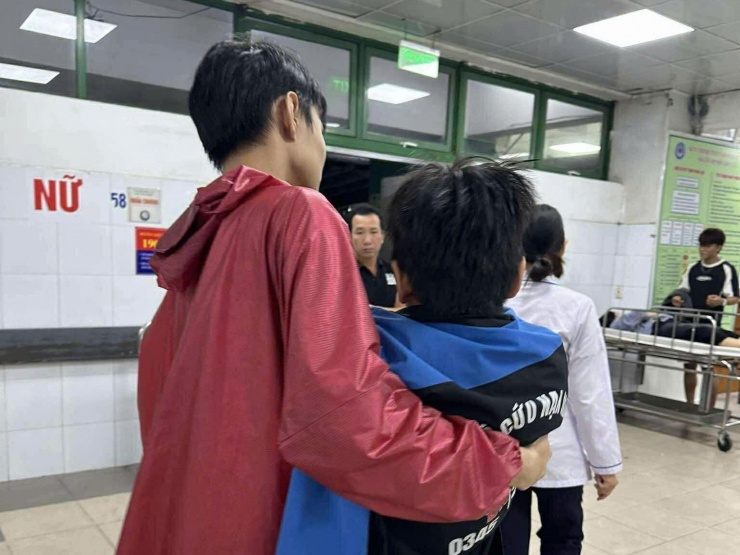 Cháu bé sau đó được đưa vào viện kiểm tra sức khỏe. Ảnh: G.X