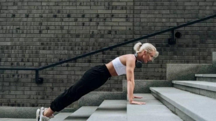 Bài tập chống đẩy tay hẹp.