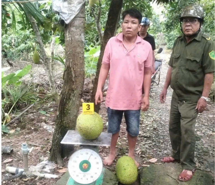 Bị can Lợi cùng tang vật vụ án.