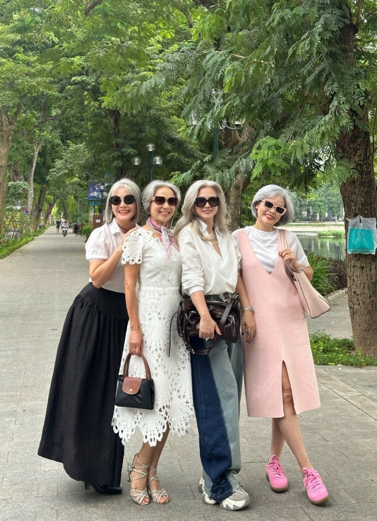   Đoạn video hút hàng nghìn lượt like và tương tác của các thành viên Tóc bạc đẹp tự nhiên - Lấp lánh hội.