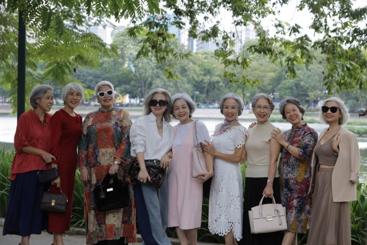 Hội chị em U70 'lấp lánh mái tóc bạc' - 1