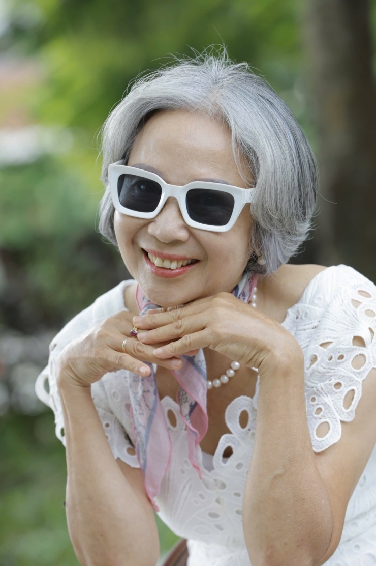 Hội chị em U70 'lấp lánh mái tóc bạc' - 6