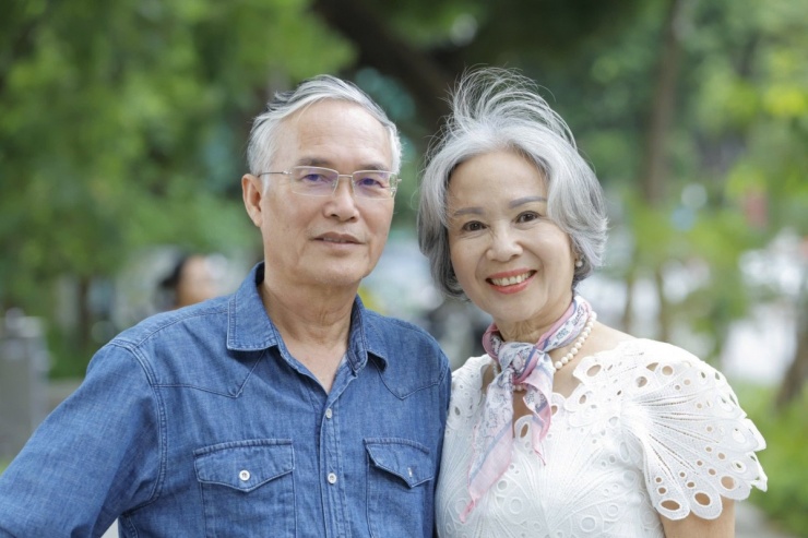 Hội chị em U70 'lấp lánh mái tóc bạc' - 5