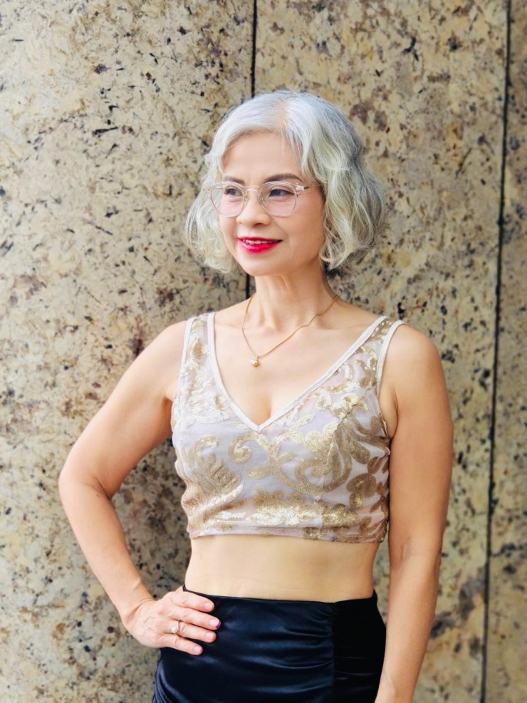 Hội chị em U70 'lấp lánh mái tóc bạc' - 4