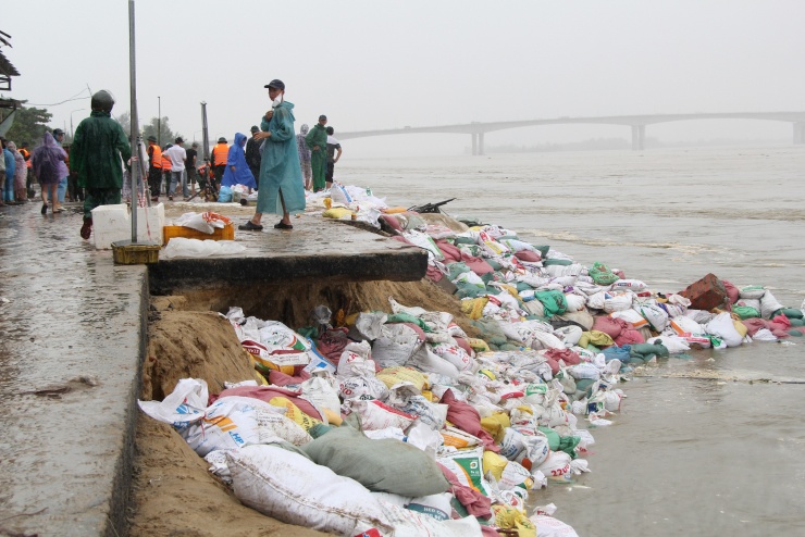 Kè biển An Lương bị sóng đánh tan hoang, nước xoáy sâu hàm ếch bất chấp nỗ lực của chính quyền, người dân