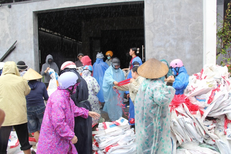 Suốt 48 giờ qua, người dân xã Duy Nghĩa tập trung gia cố bờ kè