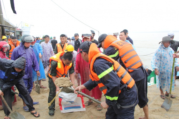 Các lực lượng thuộc Quân khu 5 túc trực suốt 2 ngày qua, hỗ trợ sơ tán nhân dân, cứu kè biển