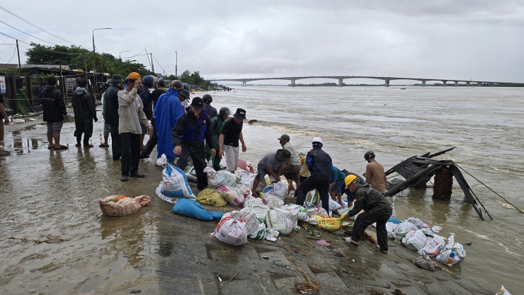 Hàng nghìn bao cát được huy động để gia cố kè biển
