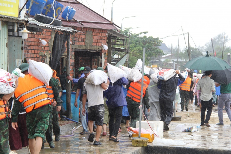 Có khoảng 300 hộ dân bị ảnh hưởng. Trong đó, hàng chục hộ dân tại xã Duy Nghĩa phải di tản trong đêm khi kè biển bị uy hiếp