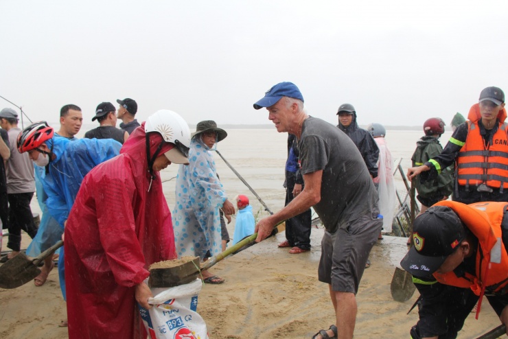 Khách Tây cùng dân Việt chung tay giữ kè biển