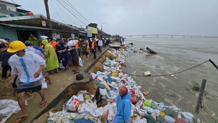 CLIP: 48 giờ lấy sức người chống thế nước, cứu kè biển An Lương - 8