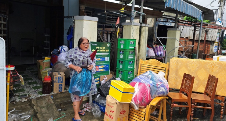 Bà Nguyễn Thị Nữ (70 tuổi) thất thần khi phải di tản toàn bộ tài sản trong căn nhà, trước nguy cơ xâm thực cuốn phăng kè biển