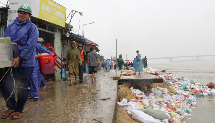 CLIP: 48 giờ lấy sức người chống thế nước, cứu kè biển An Lương - 9