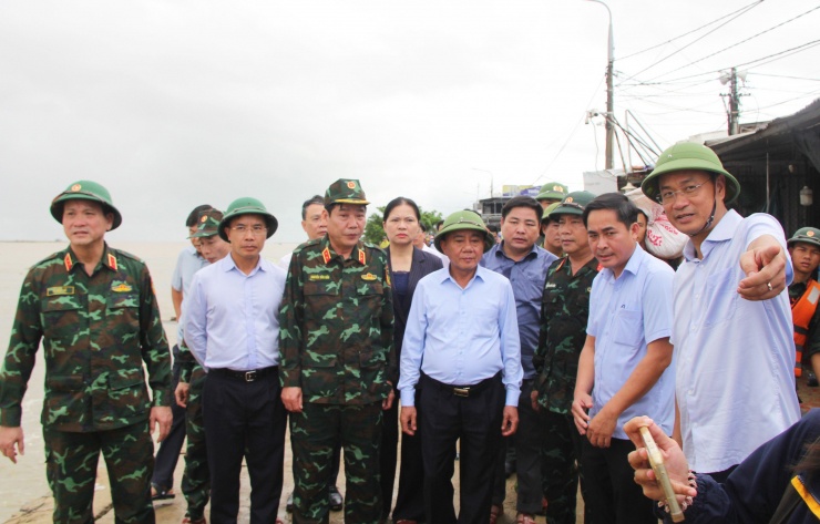 Thường trực Ban Bí thư Trần Cẩm Tú đến hiện trường, động viên các lực lượng vũ trang, nhân dân địa phương