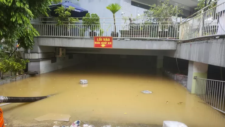 Mưa lũ khiến nhiều tuyến đường, hầm giữ xe bị ngập sâu.