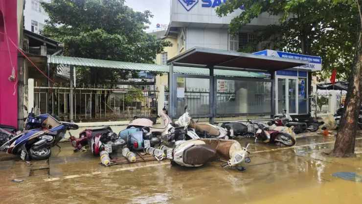 Nhiều xe máy nằm ngã nghiêng trên đường Hà Nội.