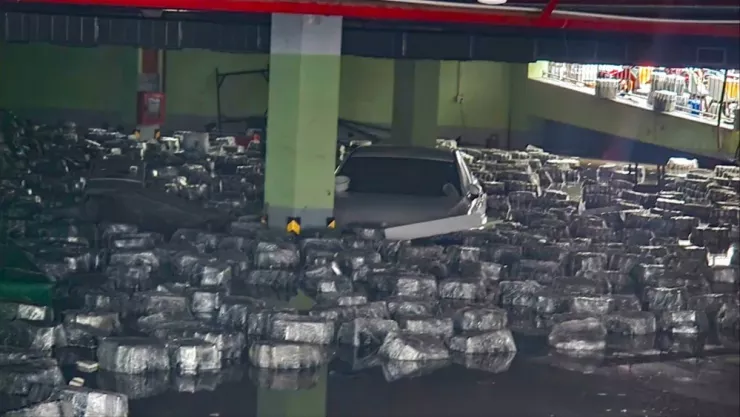 Trong một hầm giữ xe trên đường Hà Nội khi nước ở trong hầm đã được hút.