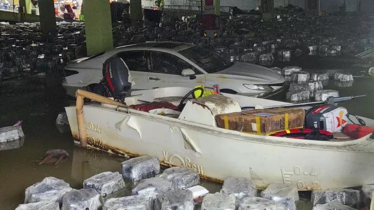 Đến sáng hôm nay, một số tuyến đường đã rút nước, một số hầm giữ xe đã được hút tháo nước ra ngoài.